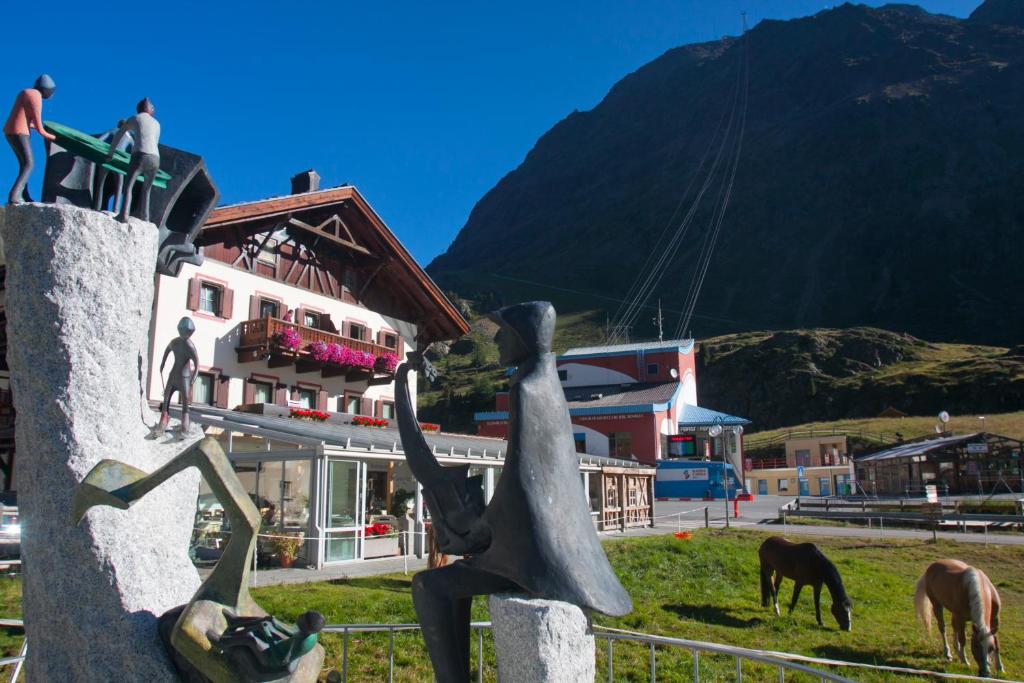a statue of people standing on top of a building at Piccolo Hotel Gurschler in Maso Corto