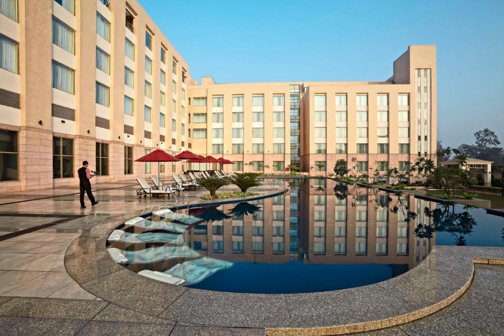 Bazén v ubytování Radisson Blu Hotel Rudrapur nebo v jeho okolí