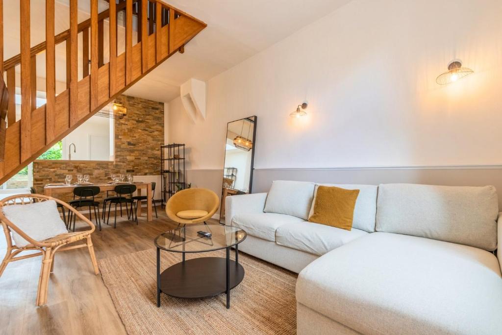 O zonă de relaxare la Maison 3 chambres avec jardin, proche tram