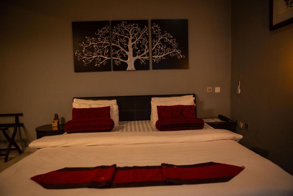 The Crib Hotels - Deluxe King Room