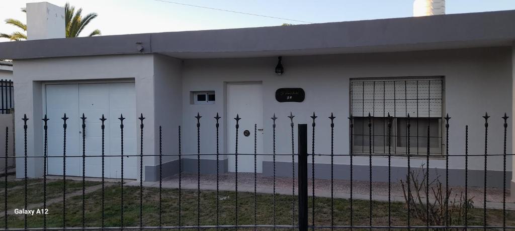 Το κτήριο όπου στεγάζεται  η παραθεριστική κατοικία