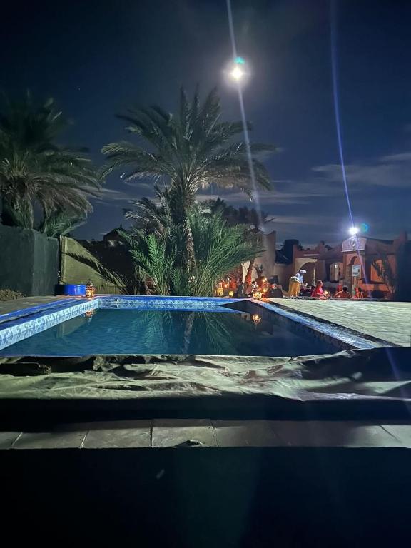 Bazén v ubytování Mhamid camp happy night nebo v jeho okolí