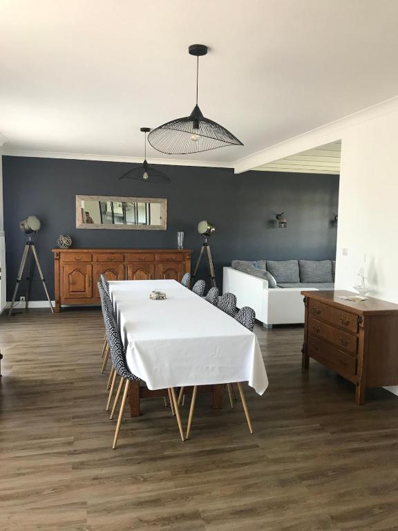 - un salon avec une table blanche et un lit dans l'établissement Maison de famille de 150 m2 à 15 minutes de la mer, à Coëx