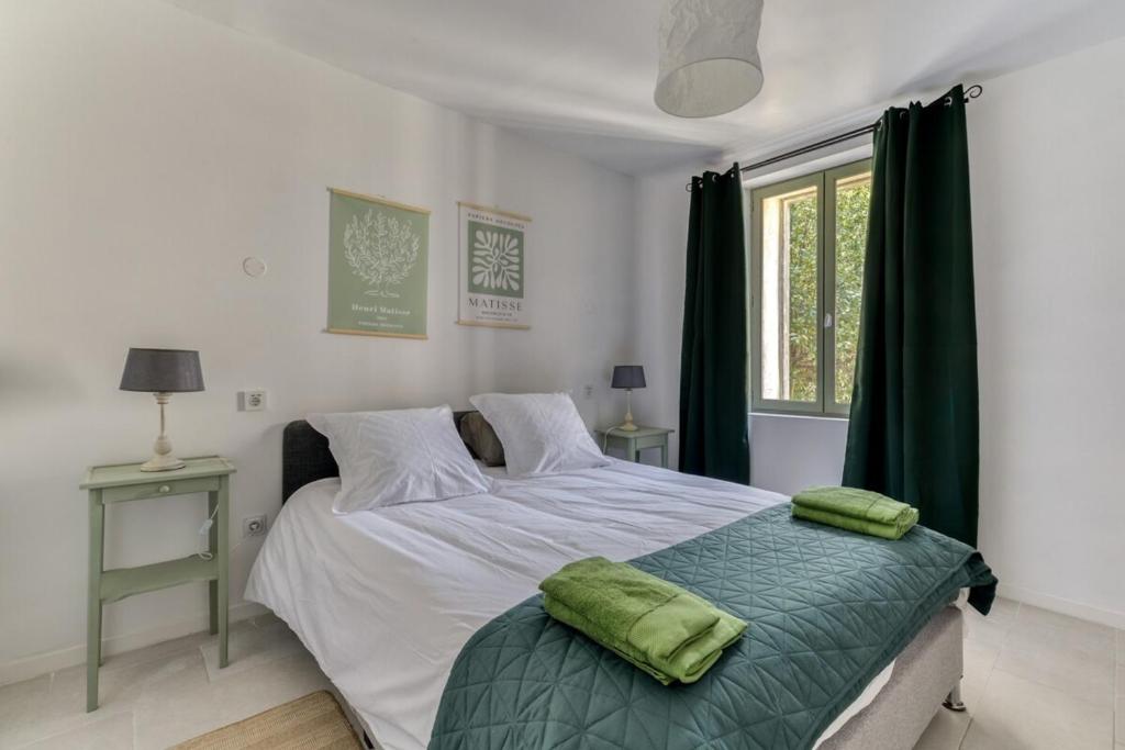 a bedroom with two beds and a window at Le Bambou Wifi Proche des pontons et du Doul in Peyriac-de-Mer
