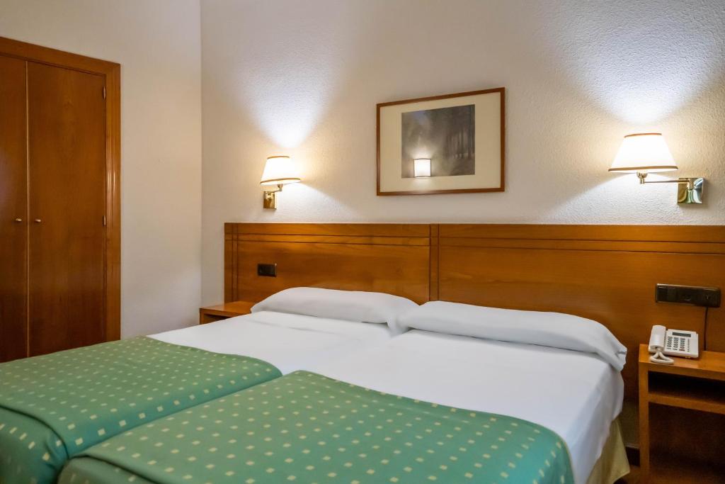 Postel nebo postele na pokoji v ubytování YIT Conquista de Toledo