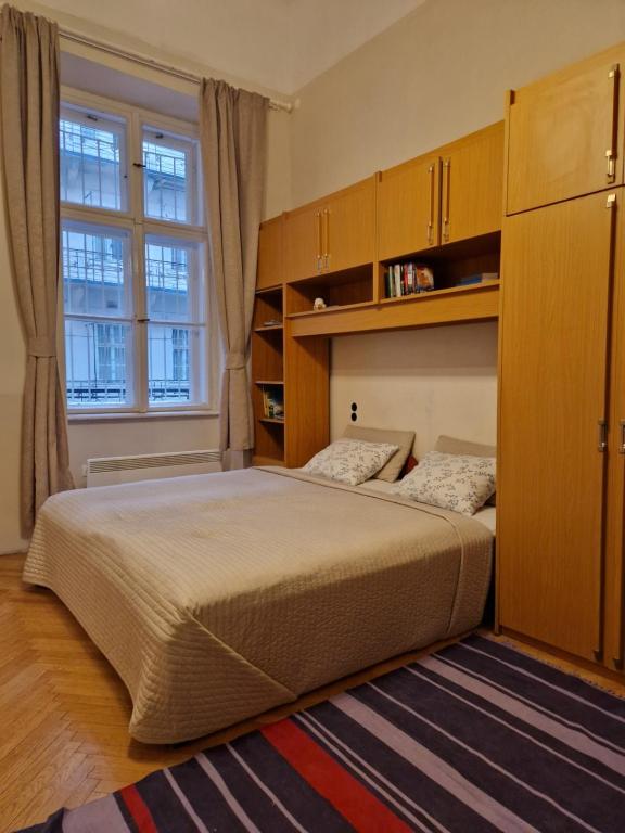 Un dormitorio con una cama y una ventana grande. en M Apartments - Downtown, en Budapest