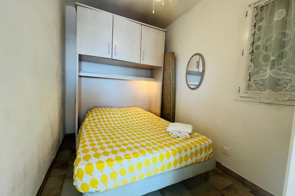 Cette petite chambre comprend un lit. dans l'établissement Appartement les pieds dans l'eau Terrasse Mer, à Fleury