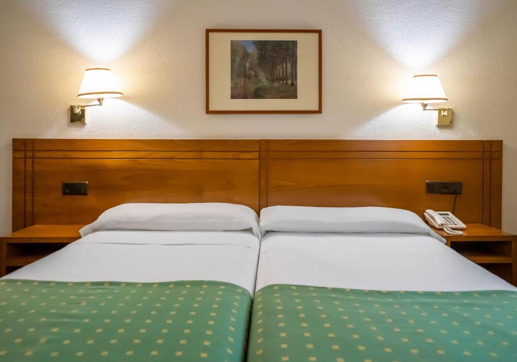 Postel nebo postele na pokoji v ubytování YIT Conquista de Toledo