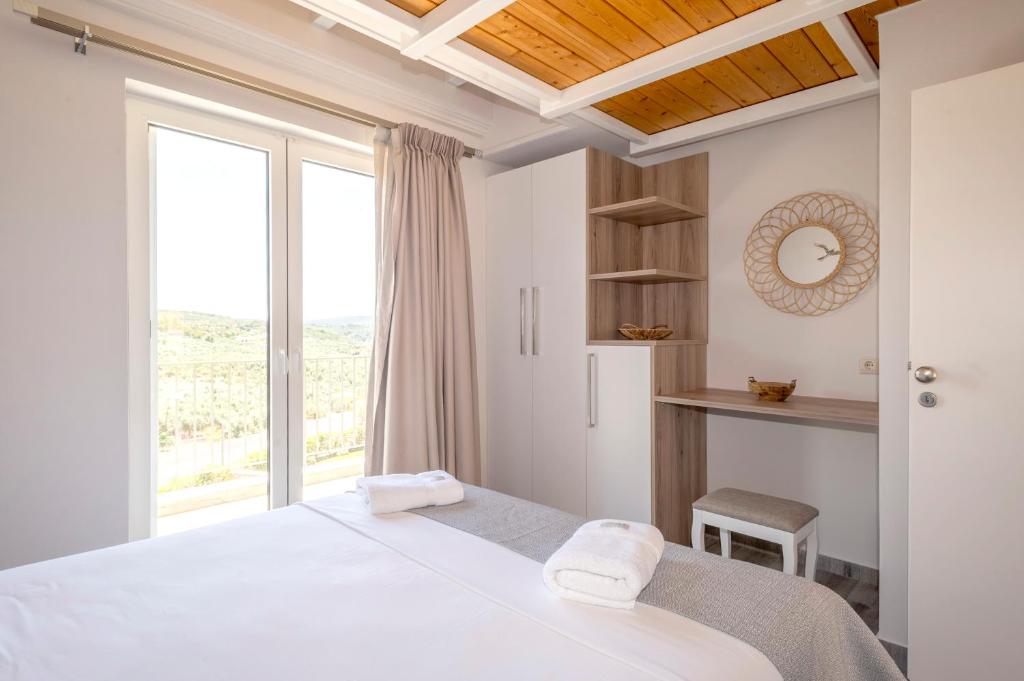 Posteľ alebo postele v izbe v ubytovaní ALMA HILLS Gialova