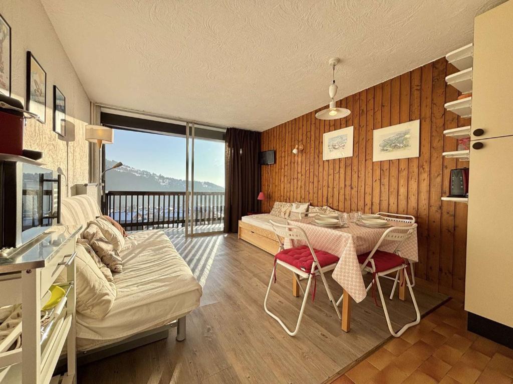 un salon avec une table et un canapé dans l'établissement Studio cosy à Notre-Dame-de-Bellecombe, au pied des pistes avec piscine et parking - FR-1-595-24, à Notre-Dame-de-Bellecombe