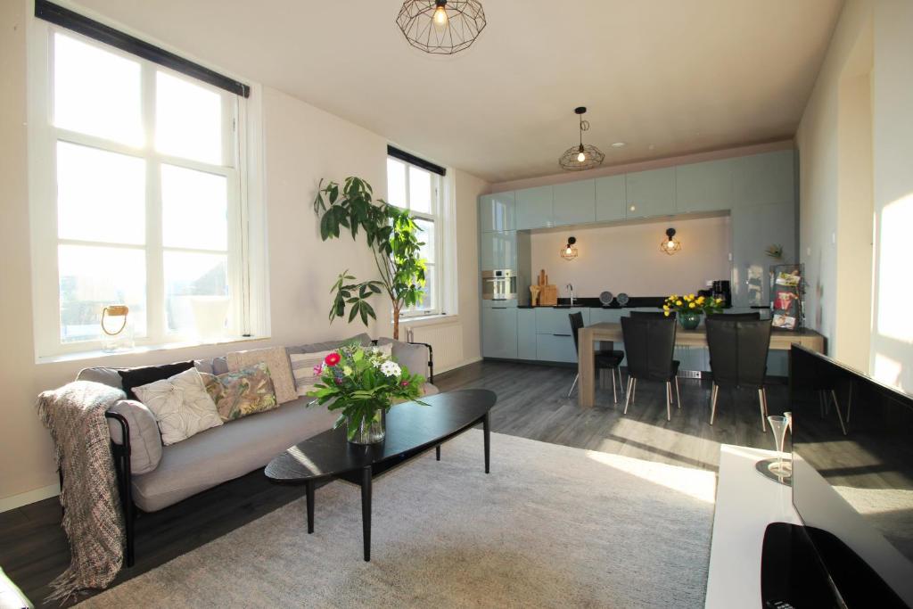Posezení v ubytování Ruim appartement in monumentaal gebouw