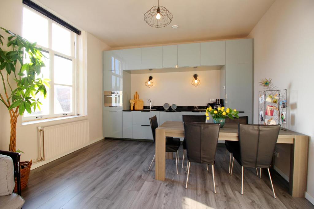 Kuchyň nebo kuchyňský kout v ubytování Ruim appartement in monumentaal gebouw