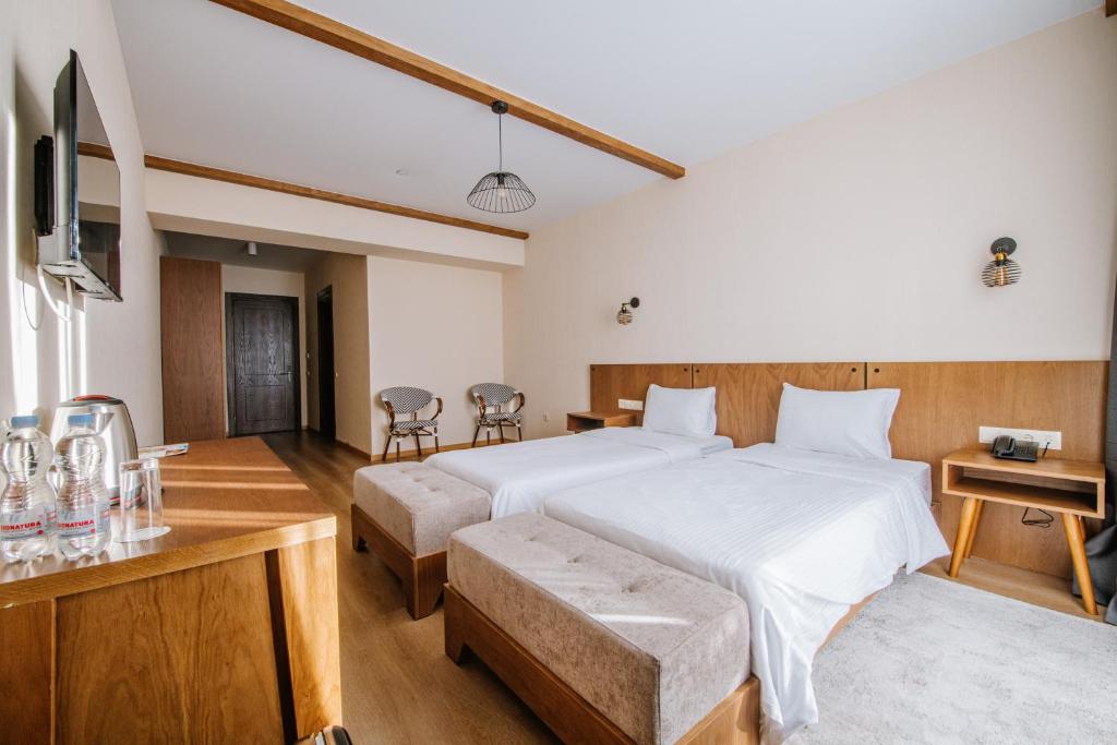 Postel nebo postele na pokoji v ubytování Gudauri Inn