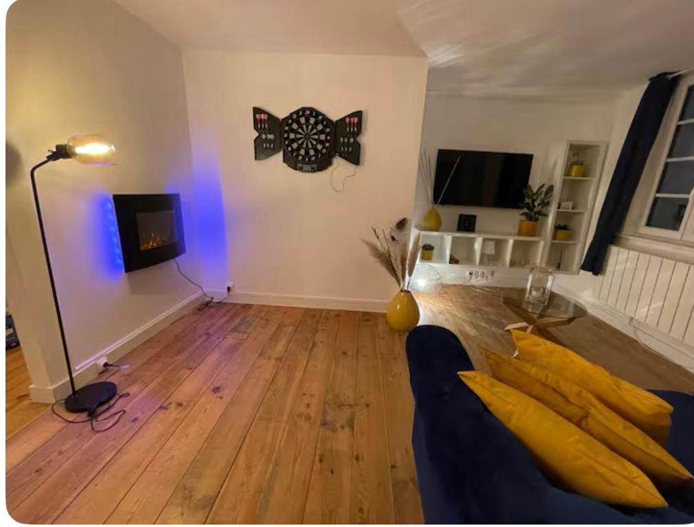 a living room with a couch and a cat on the wall at Le nid du dernier sou in Boulogne-sur-Mer