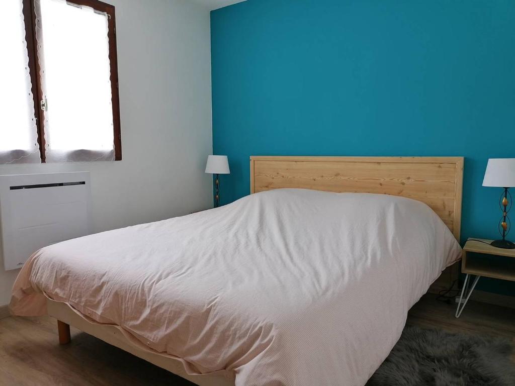 Posteľ alebo postele v izbe v ubytovaní Appartement familial pour 6 personnes avec terrasse, parking gratuit et proche des navettes - FR-1-548-31