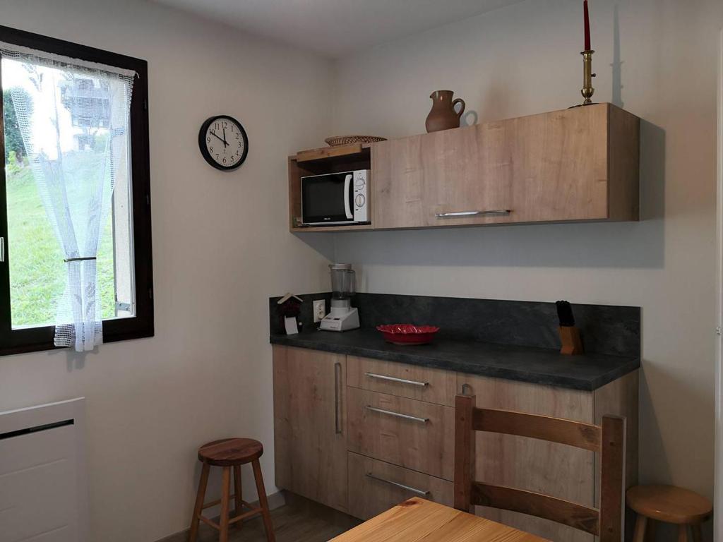 Kuchyňa alebo kuchynka v ubytovaní Appartement familial pour 6 personnes avec terrasse, parking gratuit et proche des navettes - FR-1-548-31