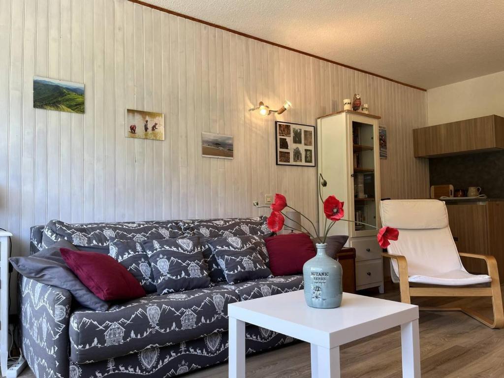 Posedenie v ubytovaní Studio confortable, idéal pour 4, avec balcon, proche pistes et centre bourg ! - FR-1-548-35