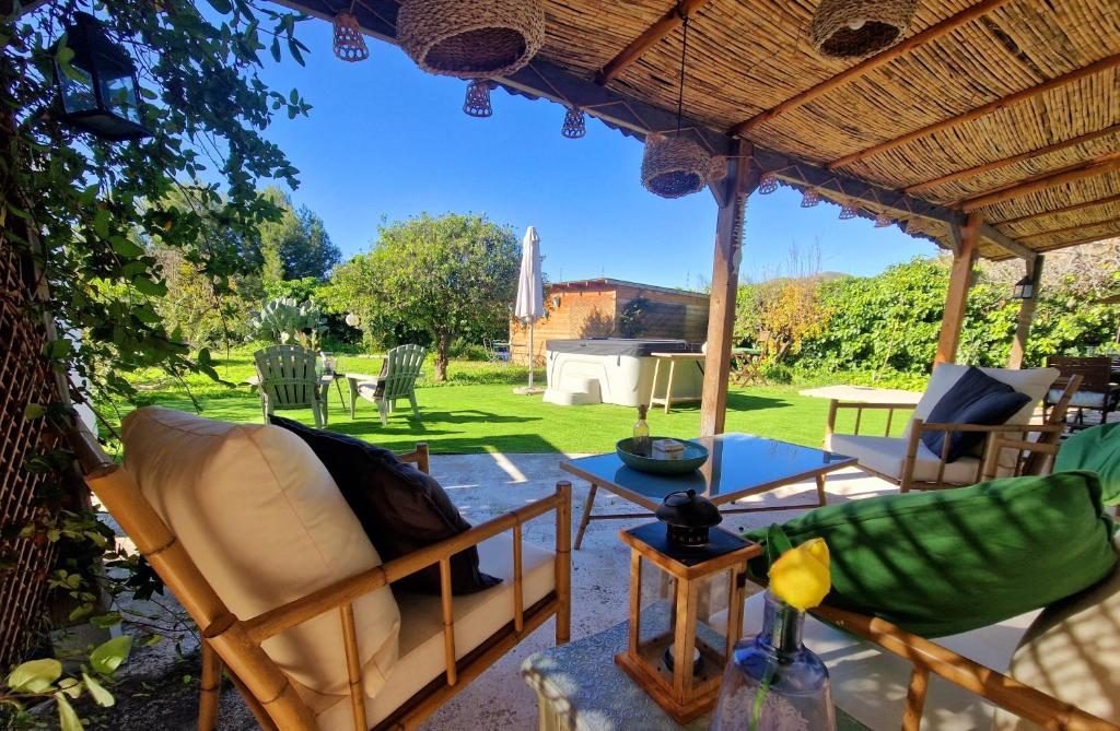 un patio con sillas y una mesa en Casita Cártama casa rural jacuzzi, en Estación de Cártama