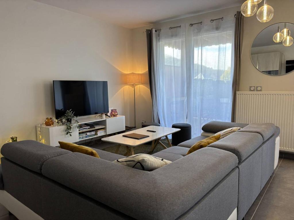 Televízia a/alebo spoločenská miestnosť v ubytovaní Appartement Confortable avec Terrasse à 5 Min du Centre, Navette Ski Gratuite ! - FR-1-548-34