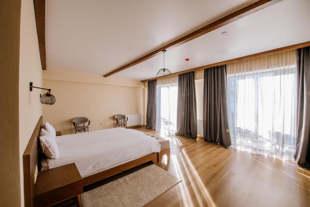 Postel nebo postele na pokoji v ubytování Gudauri Inn