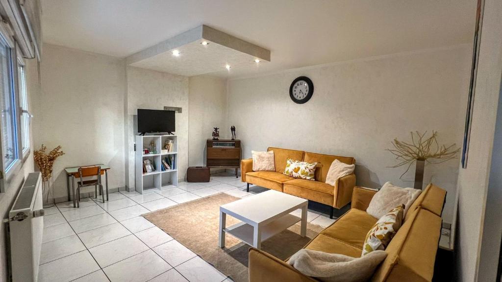 ベリニャにあるXXXL 10 personnesのソファとテーブルのあるリビングルーム