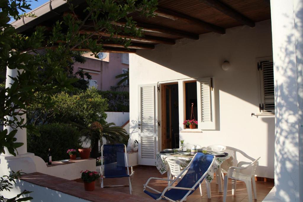 eine Terrasse mit einem Tisch und Stühlen auf einem Haus in der Unterkunft Fiori di Arancio in Lipari
