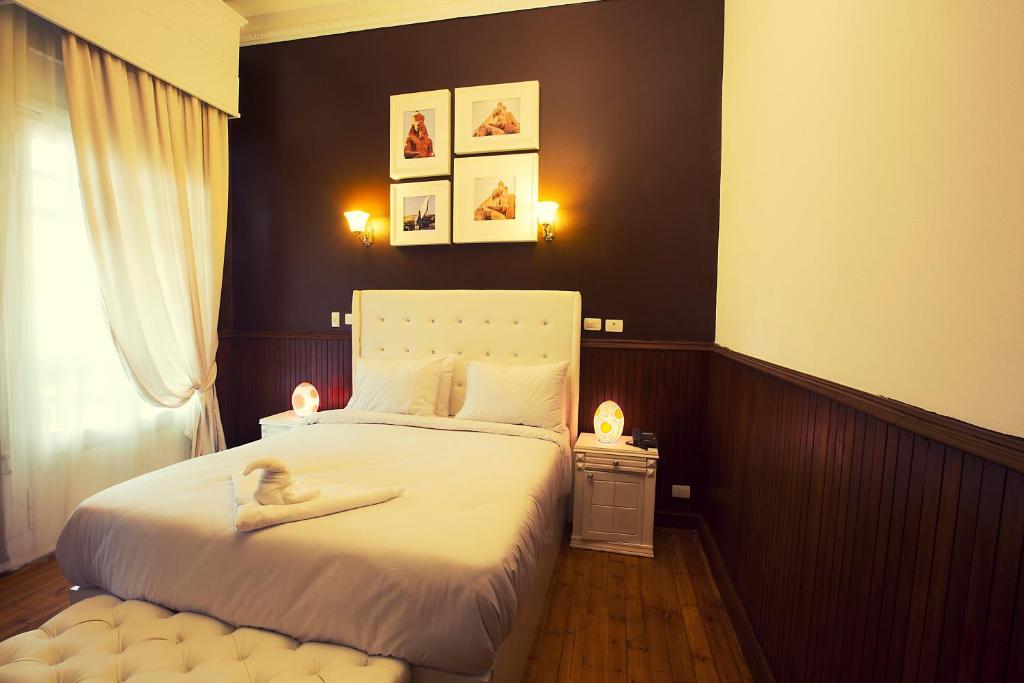 Uma cama ou camas num quarto em Tahrir Plaza Suites - Museum View
