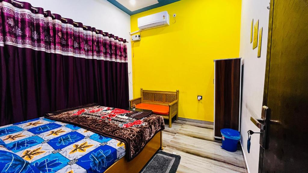 Postel nebo postele na pokoji v ubytování Shree Shyam Palace HOMESTAY near RamJanmbhoomi