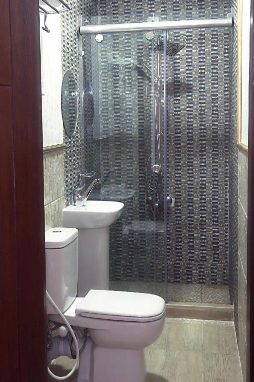 Uma casa de banho em Tahrir Plaza Suites - Museum View