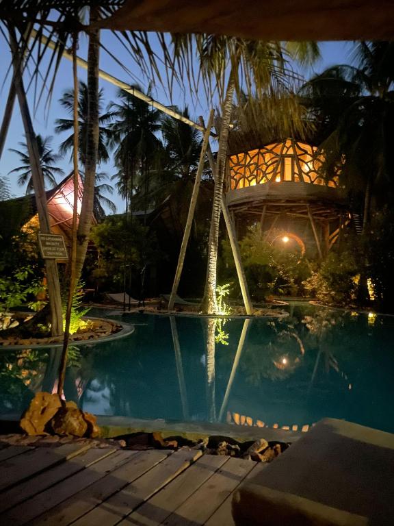 Bazén v ubytování The Nest Tropical Oasis Resort nebo v jeho okolí