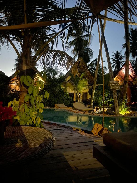 Bazén v ubytování The Nest Tropical Oasis Resort nebo v jeho okolí