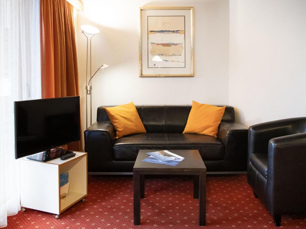 Μια τηλεόραση ή/και κέντρο ψυχαγωγίας στο Apartment Chalet Abendrot apARTments-12 by Interhome