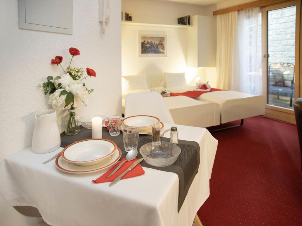 Giường trong phòng chung tại Apartment Chalet Abendrot apARTments-4 by Interhome