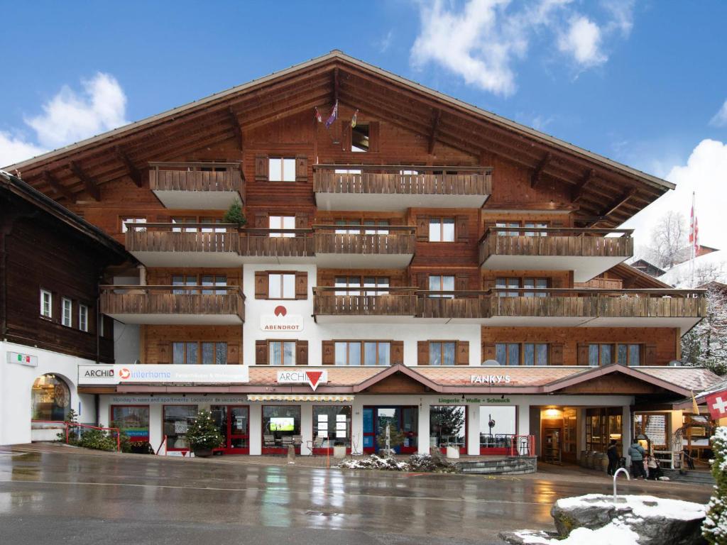 Un gran edificio con balcones en la parte superior. en Apartment Chalet Abendrot apARTments-8 by Interhome, en Grindelwald