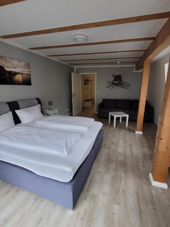 Postel nebo postele na pokoji v ubytování Altstadtpension Rostock