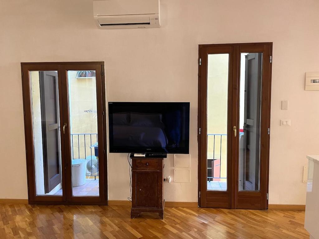 Telewizja i/lub zestaw kina domowego w obiekcie Loft del Pratello