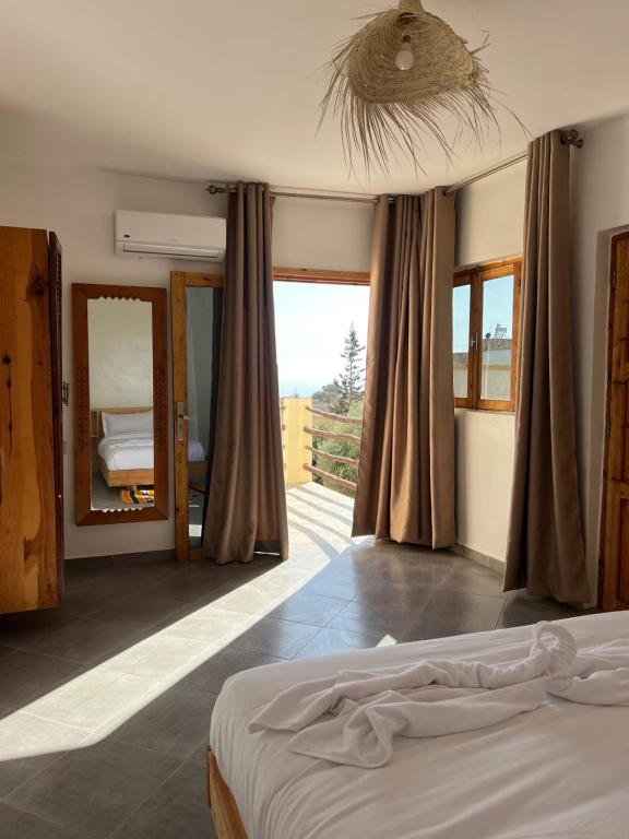 Postel nebo postele na pokoji v ubytování Single fin taghazout surf & stay