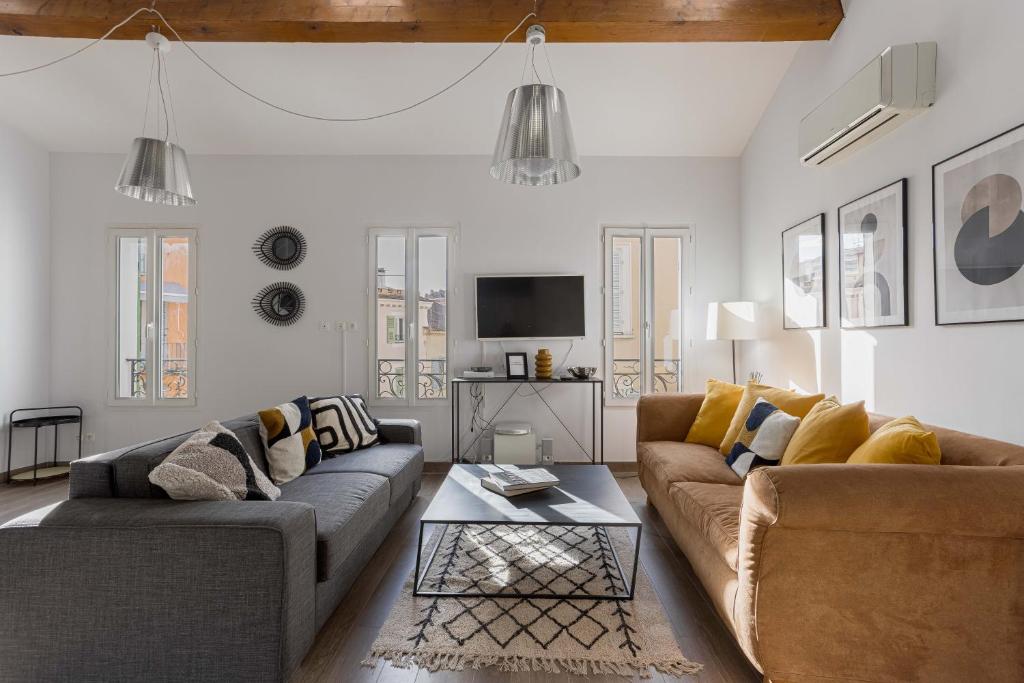 un salon avec deux canapés et une table basse dans l'établissement Loft Meynadier by Halldis, à Cannes