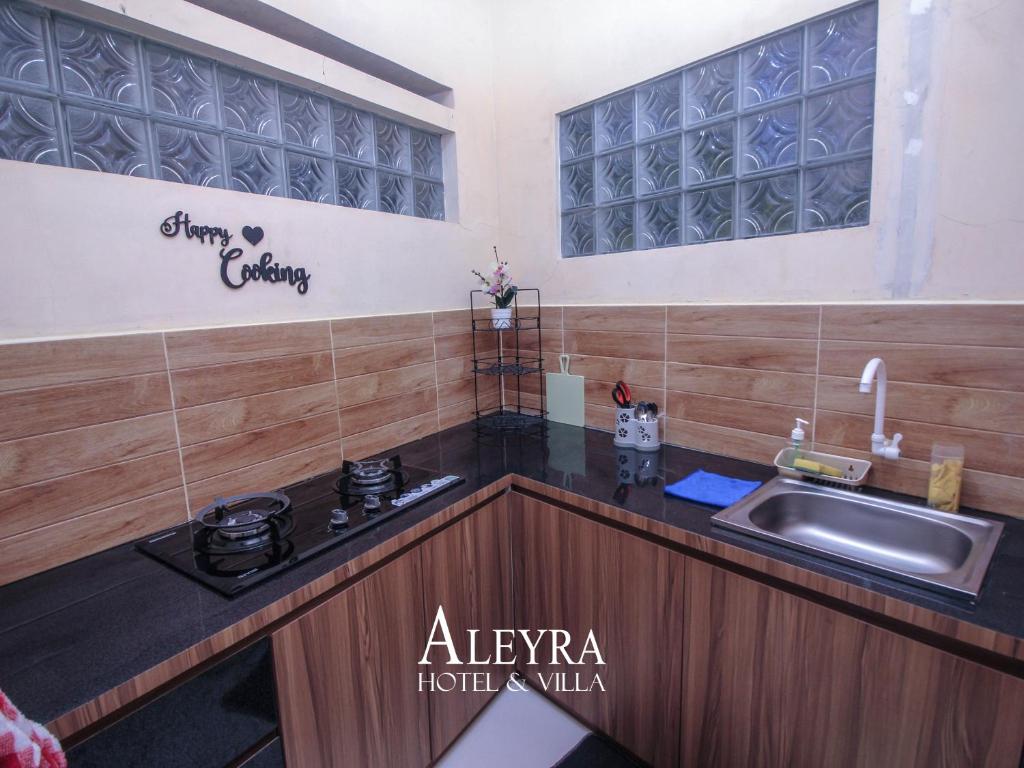 Kuchyň nebo kuchyňský kout v ubytování Aleyra Hotel and Villa's Garut
