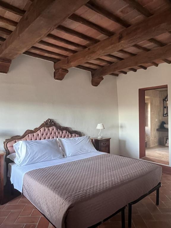 Postel nebo postele na pokoji v ubytování Rocca d'Orcia Suites and Villas