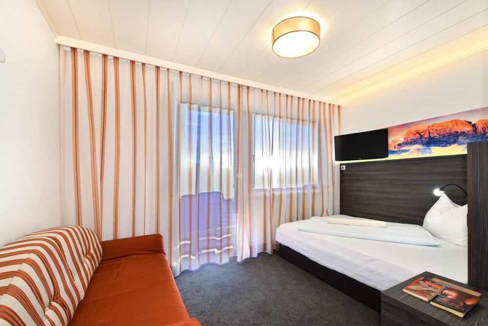 Postel nebo postele na pokoji v ubytování Hotel Tyrol Plose