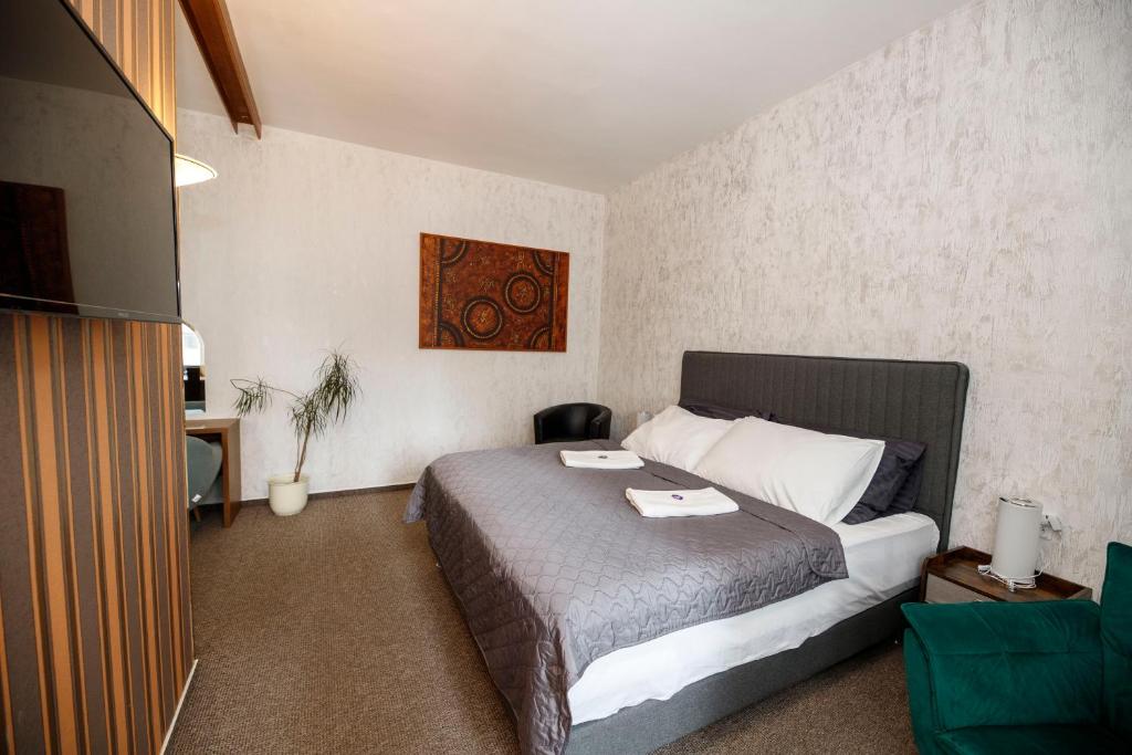Łóżko lub łóżka w pokoju w obiekcie Hotel Radnice