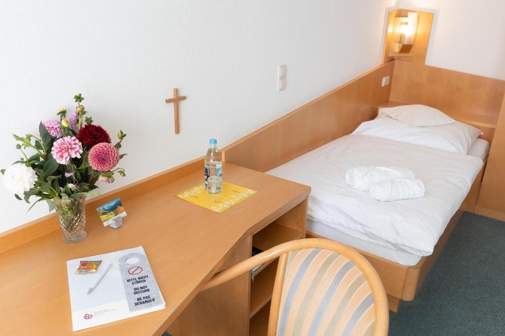 Postel nebo postele na pokoji v ubytování Evangelische Diakonissenanstalt Stuttgart