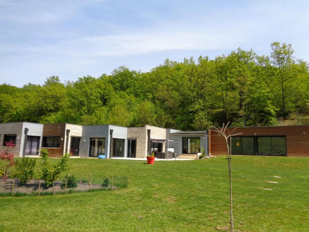 una casa modular con patio en Villa La Bénéchie, en Castang