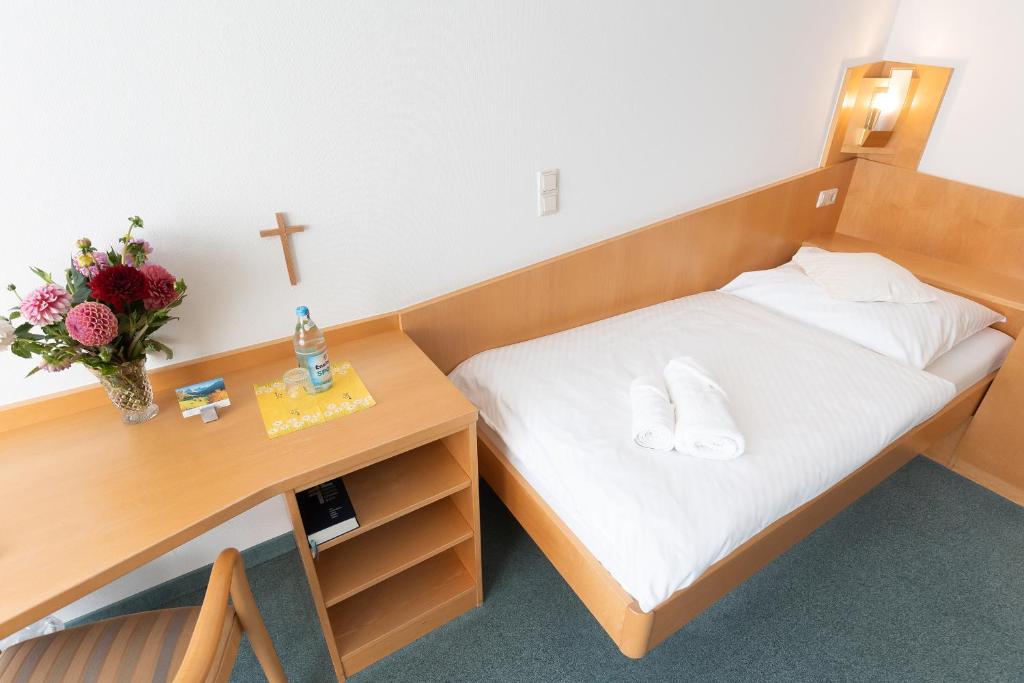 Postel nebo postele na pokoji v ubytování Evangelische Diakonissenanstalt Stuttgart