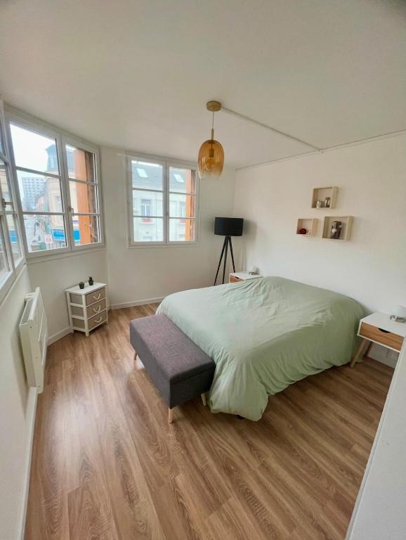 une chambre avec un grand lit et un parquet dans l'établissement Cocon amiénois de standing, à Amiens