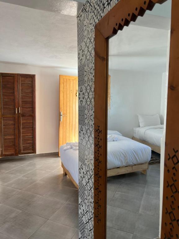 Postel nebo postele na pokoji v ubytování Single fin taghazout surf & stay