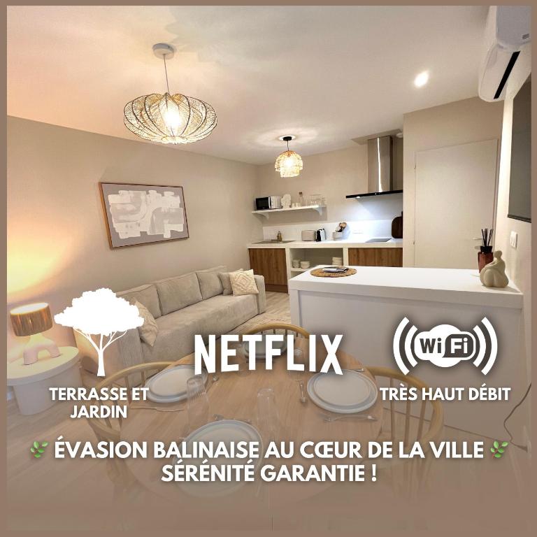 un salon avec un canapé et une cuisine dans l'établissement Bali Room - Espace Zen au cœur de la ville !, à Villeneuve-sur-Lot