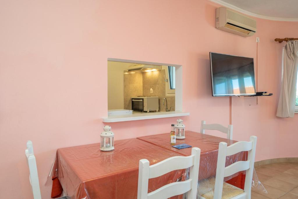 Телевизор и/или развлекательный центр в Stella Hotel Apartments