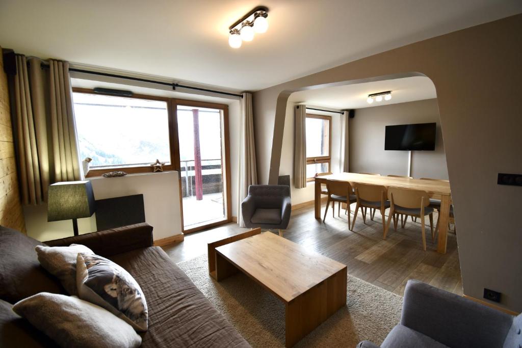un salon avec un canapé et une table dans l'établissement Billy Avoriaz - Kouria 32, à Morzine
